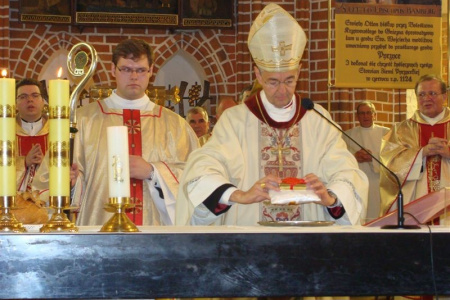Abp Bambergu przekazuje relikwie św. Ottona